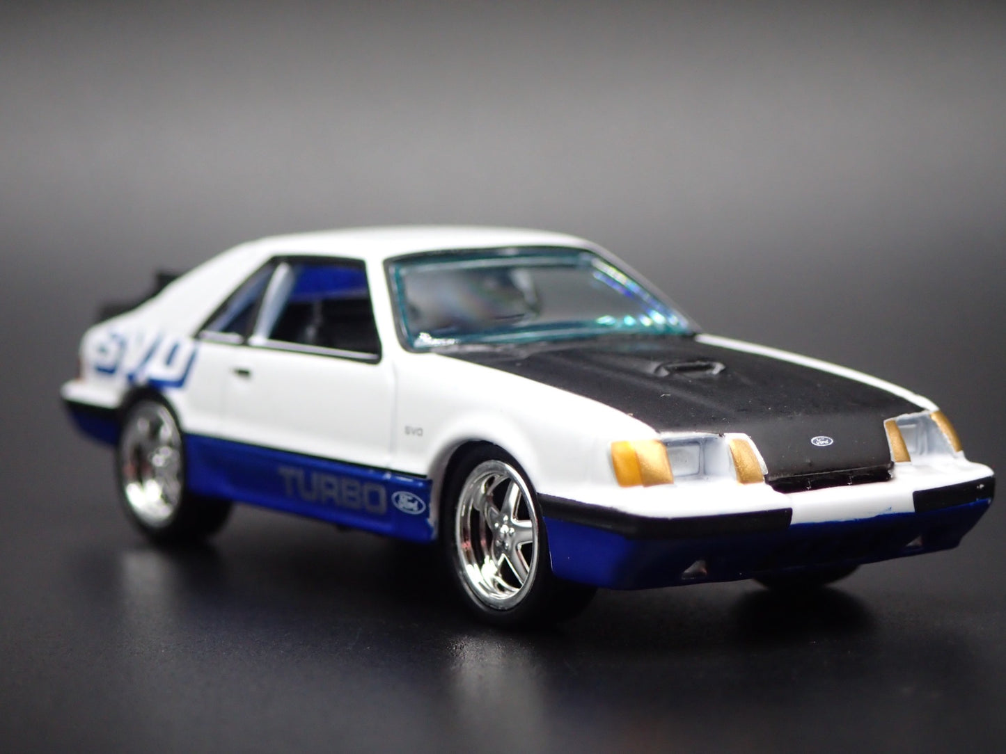1984 84 FORD MUSTANG SVO FOX BODY WHITE 1:64 SCALE DIORAMA DIECAST MODEL CAR