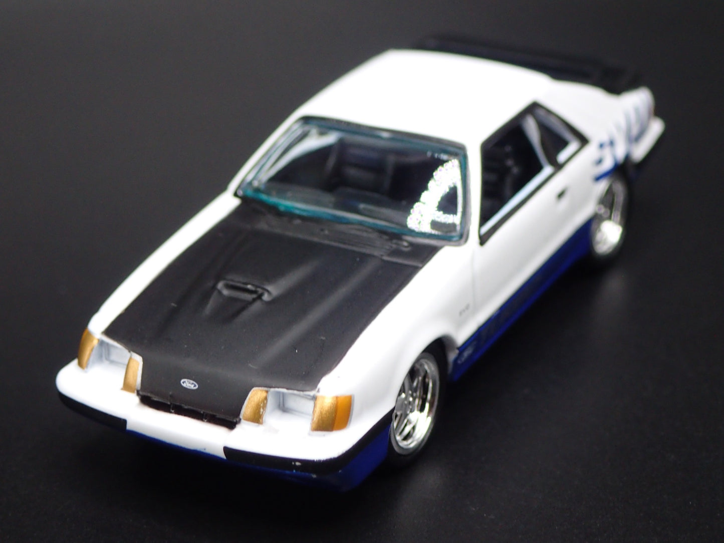 1984 84 FORD MUSTANG SVO FOX BODY WHITE 1:64 SCALE DIORAMA DIECAST MODEL CAR
