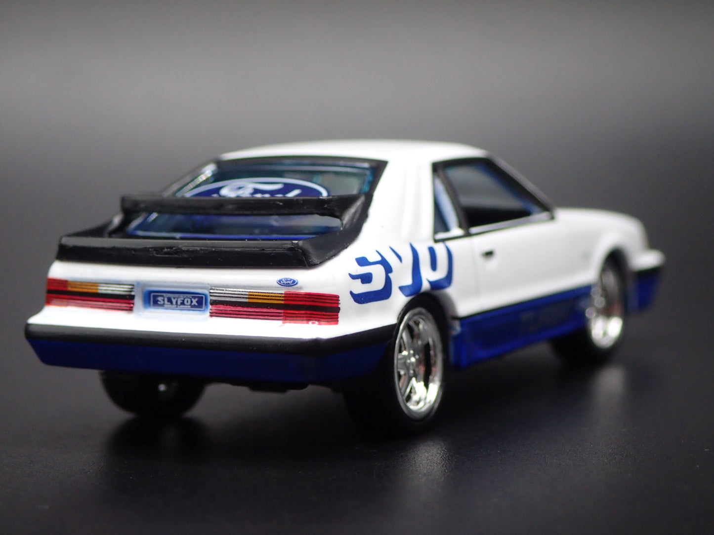 1984 84 FORD MUSTANG SVO FOX BODY WHITE 1:64 SCALE DIORAMA DIECAST MODEL CAR