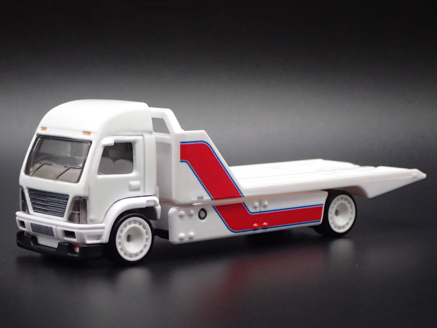 MODERN FLATBED CAR HAULER TRUCK WHITE 1/64 SCALE DIORAMA DIECAST MODEL CAR