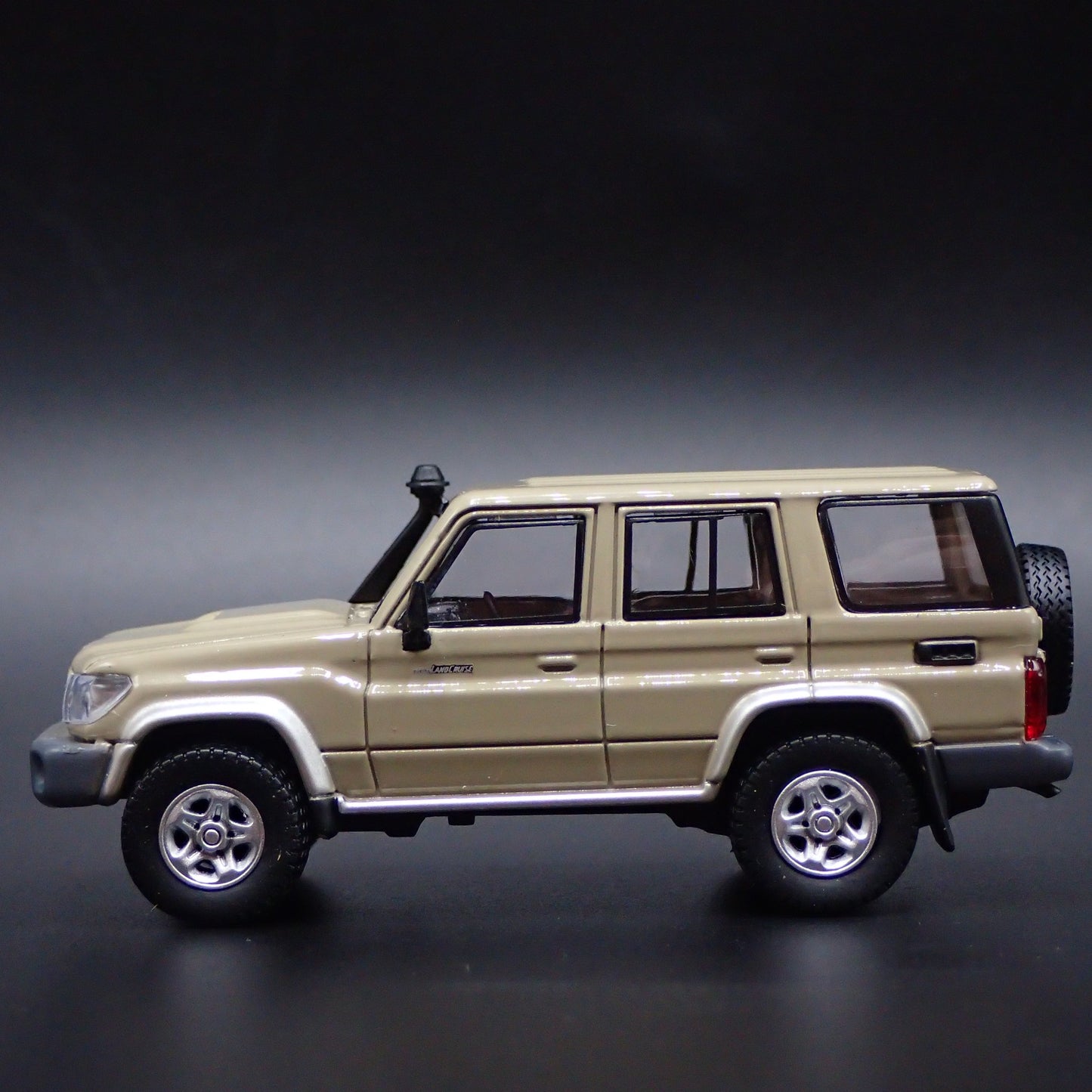 TOYOTA LAND CRUISER 70 SERIES 1/64 SCALE COLLECTIBLE DIORAMA DIECAST MODEL CAR