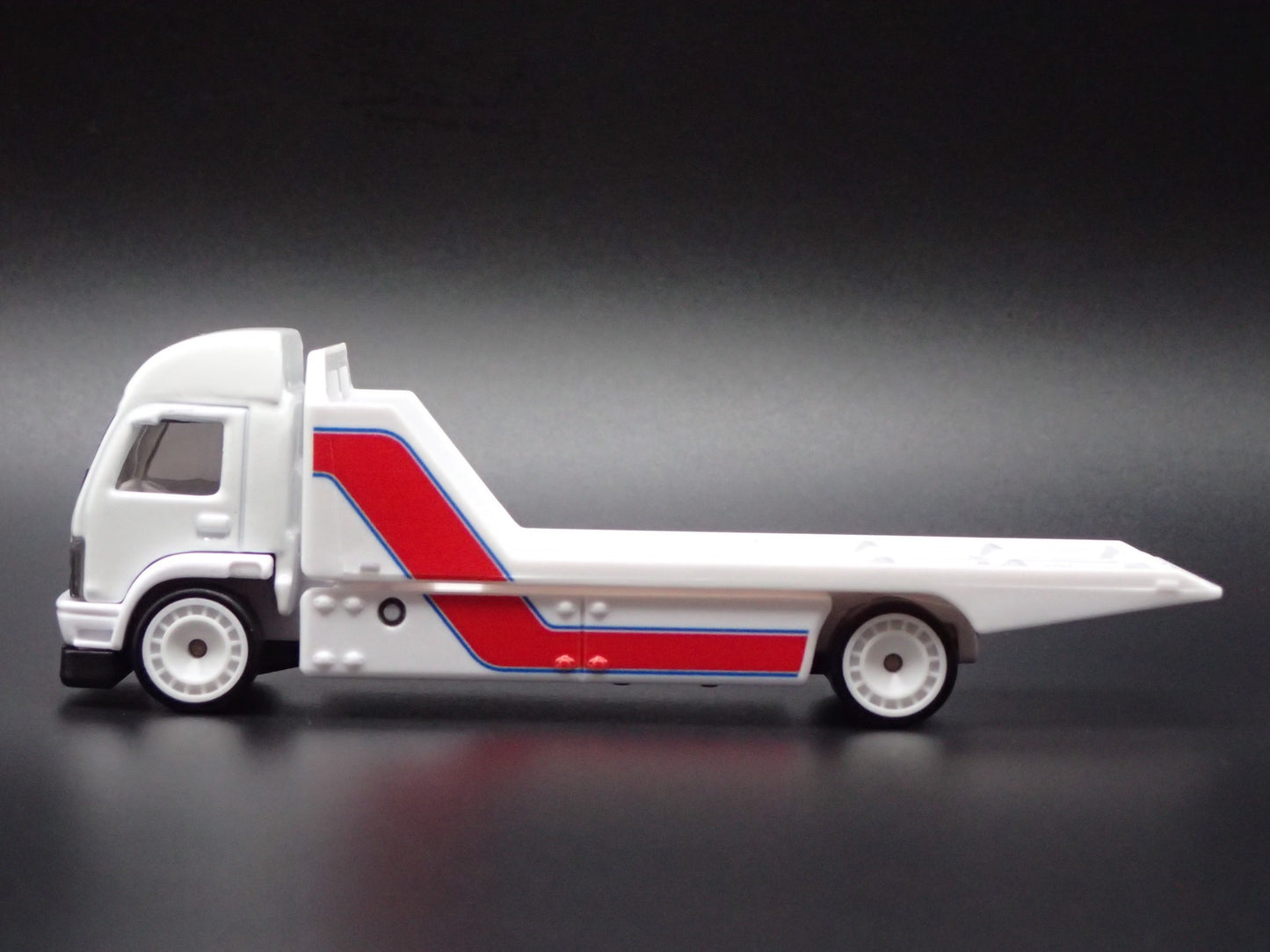 MODERN FLATBED CAR HAULER TRUCK WHITE 1/64 SCALE DIORAMA DIECAST MODEL CAR