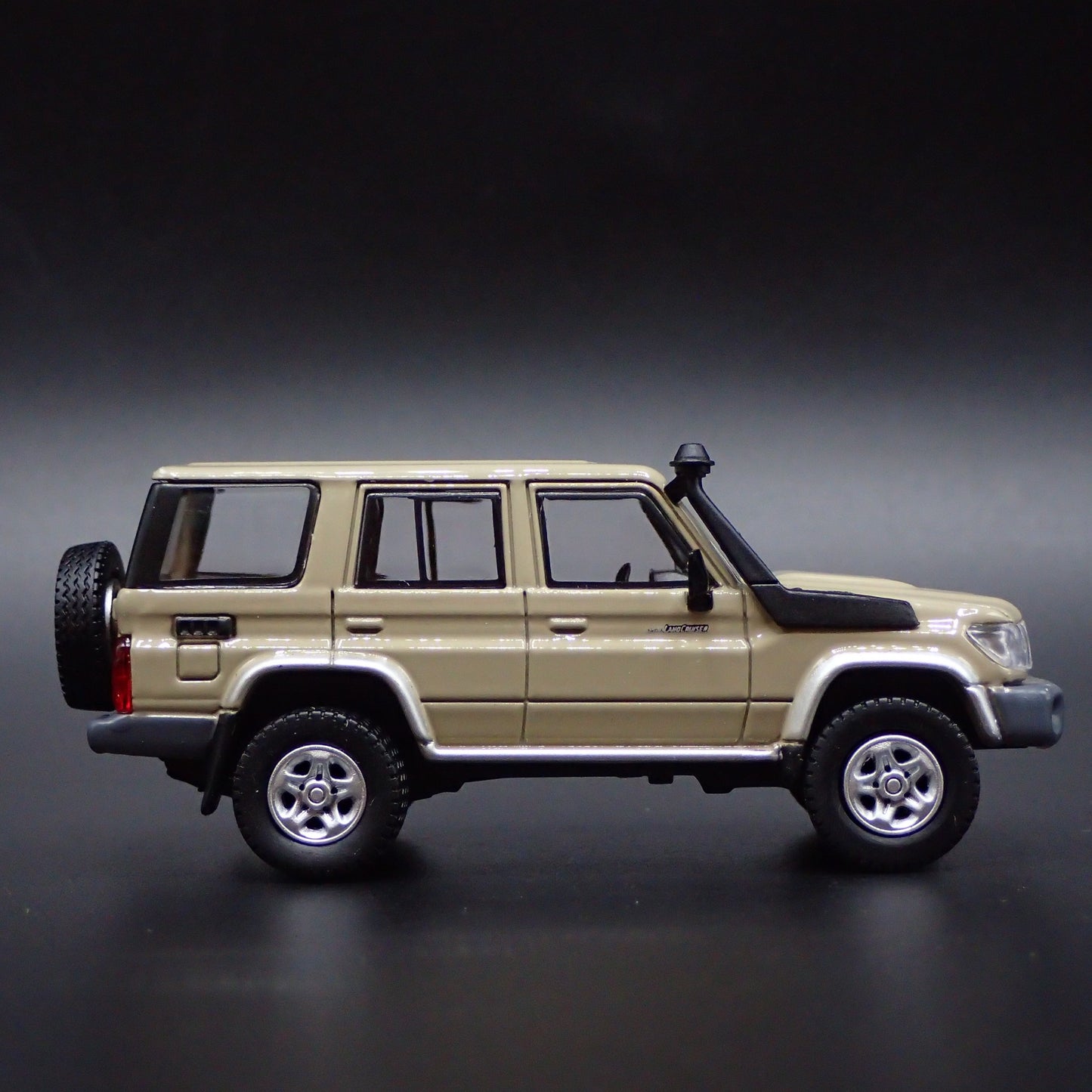 TOYOTA LAND CRUISER 70 SERIES 1/64 SCALE COLLECTIBLE DIORAMA DIECAST MODEL CAR