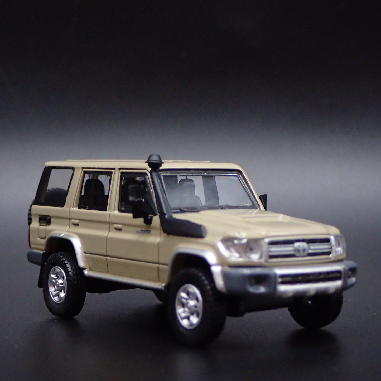 TOYOTA LAND CRUISER 70 SERIES 1/64 SCALE COLLECTIBLE DIORAMA DIECAST MODEL CAR