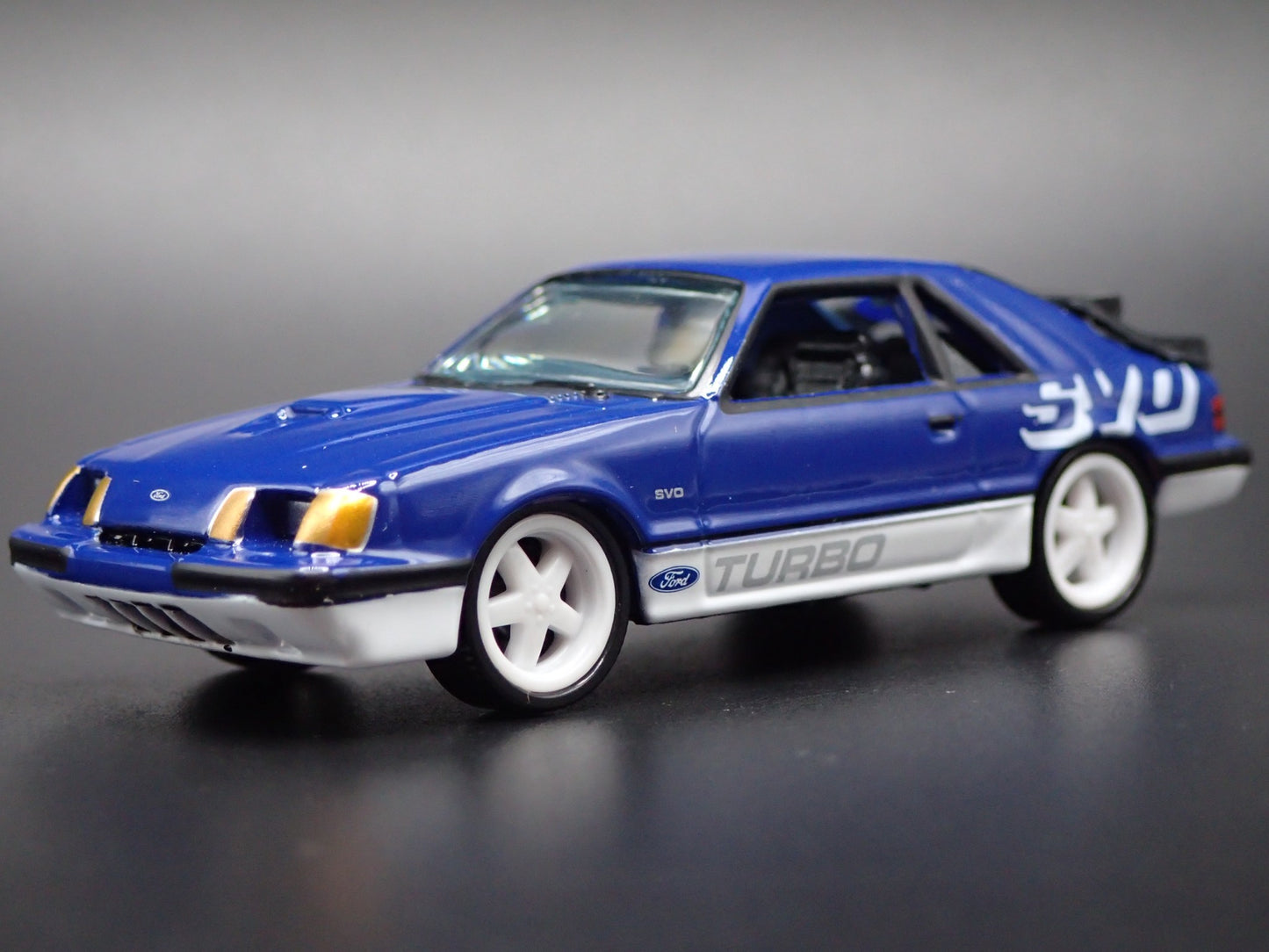 1984 84 FORD MUSTANG SVO FOX BODY BLUE 1:64 SCALE DIORAMA DIECAST MODEL CAR