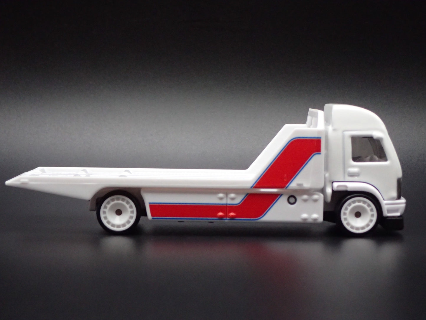 MODERN FLATBED CAR HAULER TRUCK WHITE 1/64 SCALE DIORAMA DIECAST MODEL CAR