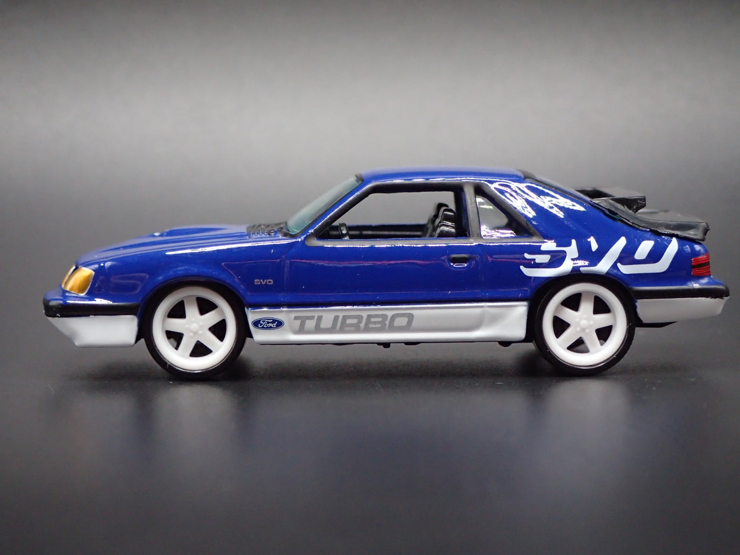 1984 84 FORD MUSTANG SVO FOX BODY BLUE 1:64 SCALE DIORAMA DIECAST MODEL CAR