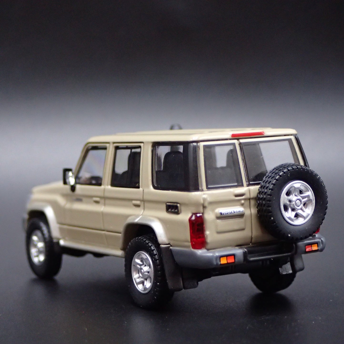 TOYOTA LAND CRUISER 70 SERIES 1/64 SCALE COLLECTIBLE DIORAMA DIECAST MODEL CAR