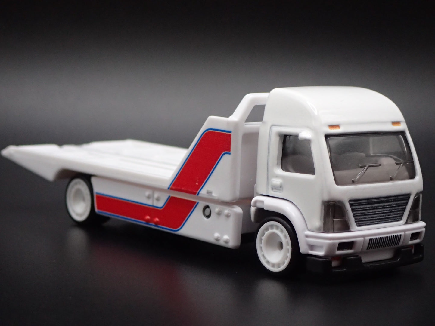 MODERN FLATBED CAR HAULER TRUCK WHITE 1/64 SCALE DIORAMA DIECAST MODEL CAR