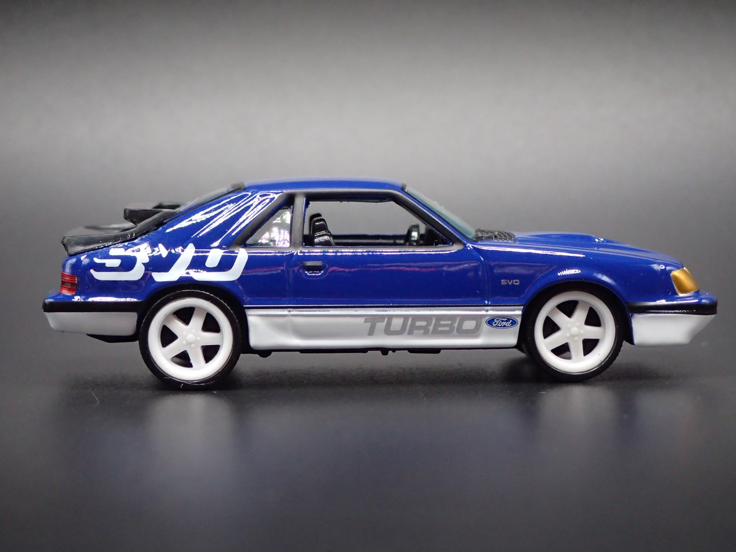 1984 84 FORD MUSTANG SVO FOX BODY BLUE 1:64 SCALE DIORAMA DIECAST MODEL CAR