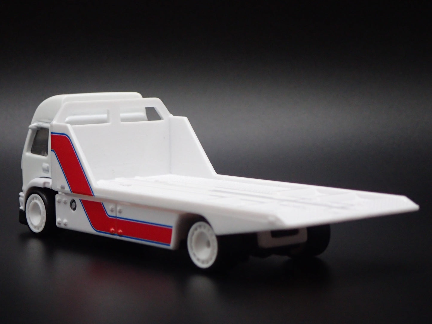 MODERN FLATBED CAR HAULER TRUCK WHITE 1/64 SCALE DIORAMA DIECAST MODEL CAR