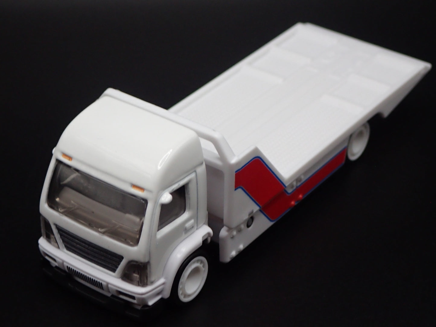 MODERN FLATBED CAR HAULER TRUCK WHITE 1/64 SCALE DIORAMA DIECAST MODEL CAR