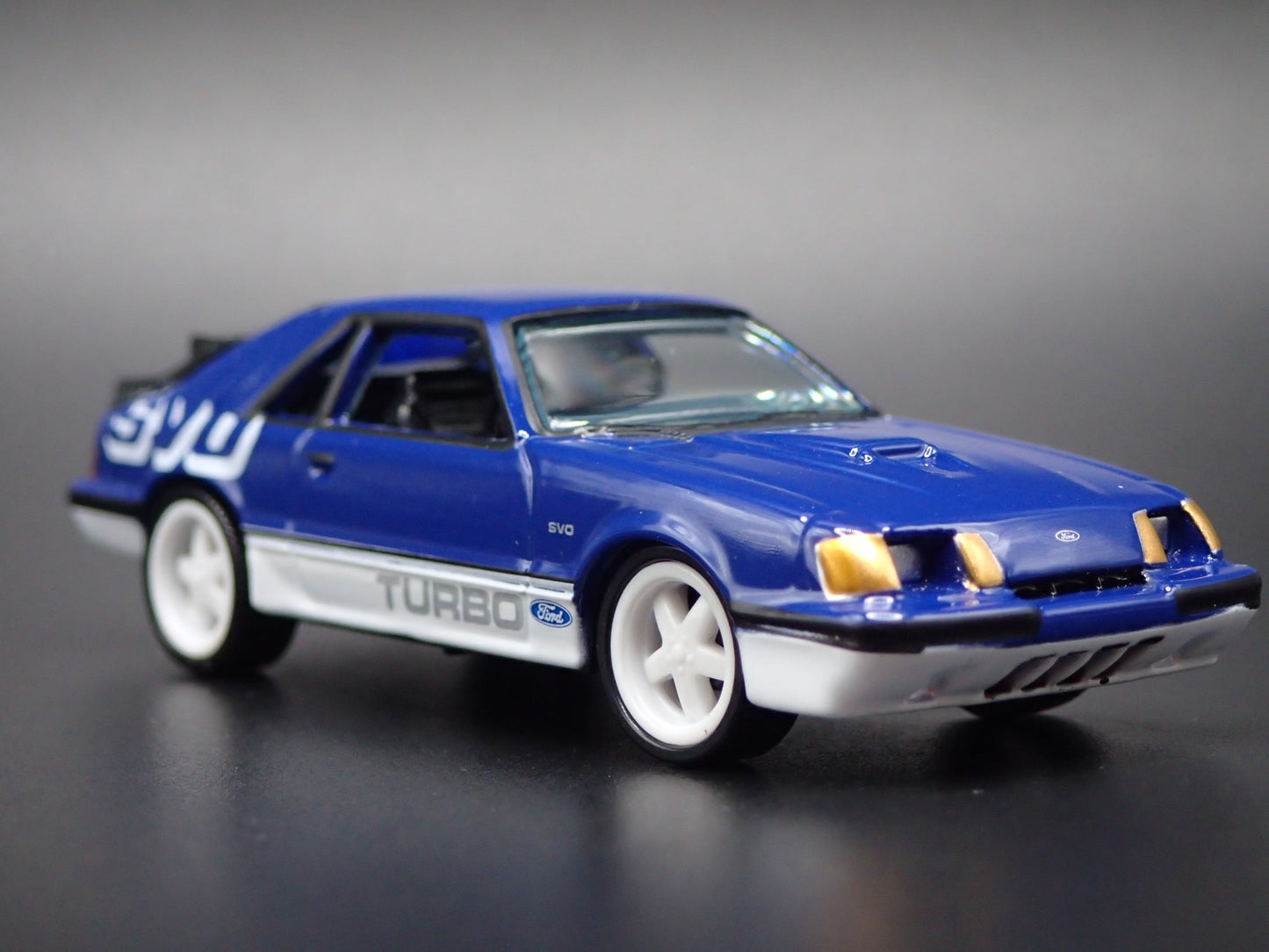 1984 84 FORD MUSTANG SVO FOX BODY BLUE 1:64 SCALE DIORAMA DIECAST MODEL CAR