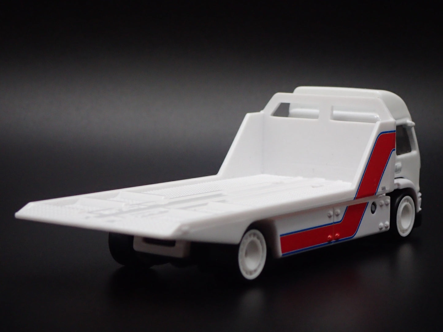 MODERN FLATBED CAR HAULER TRUCK WHITE 1/64 SCALE DIORAMA DIECAST MODEL CAR