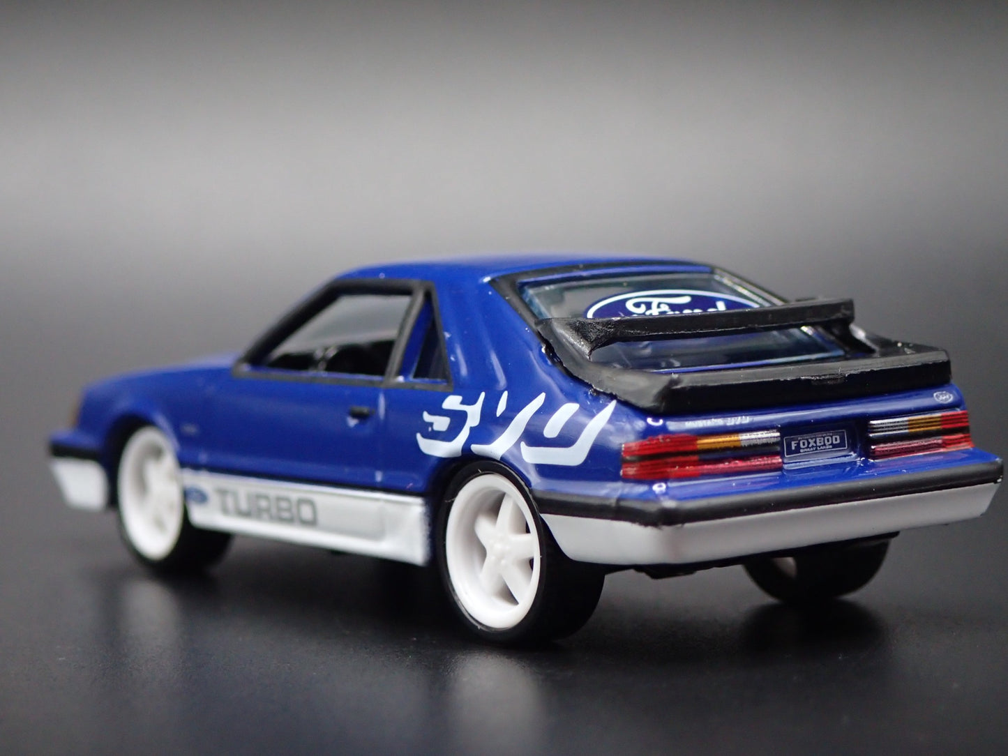 1984 84 FORD MUSTANG SVO FOX BODY BLUE 1:64 SCALE DIORAMA DIECAST MODEL CAR