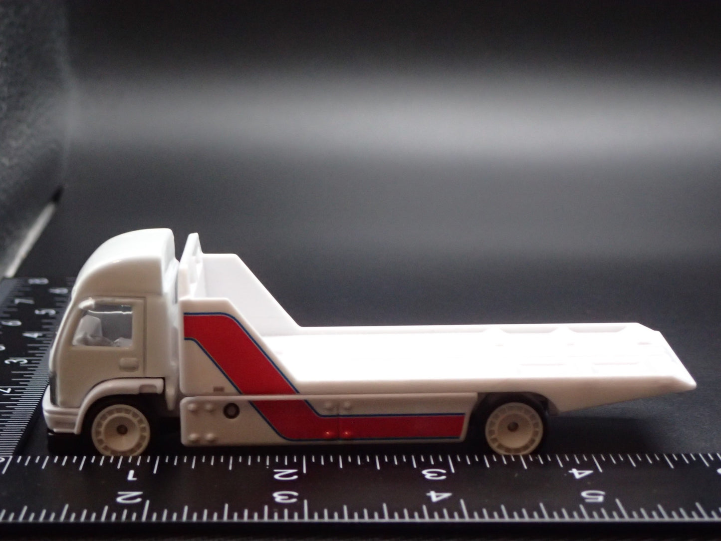 MODERN FLATBED CAR HAULER TRUCK WHITE 1/64 SCALE DIORAMA DIECAST MODEL CAR