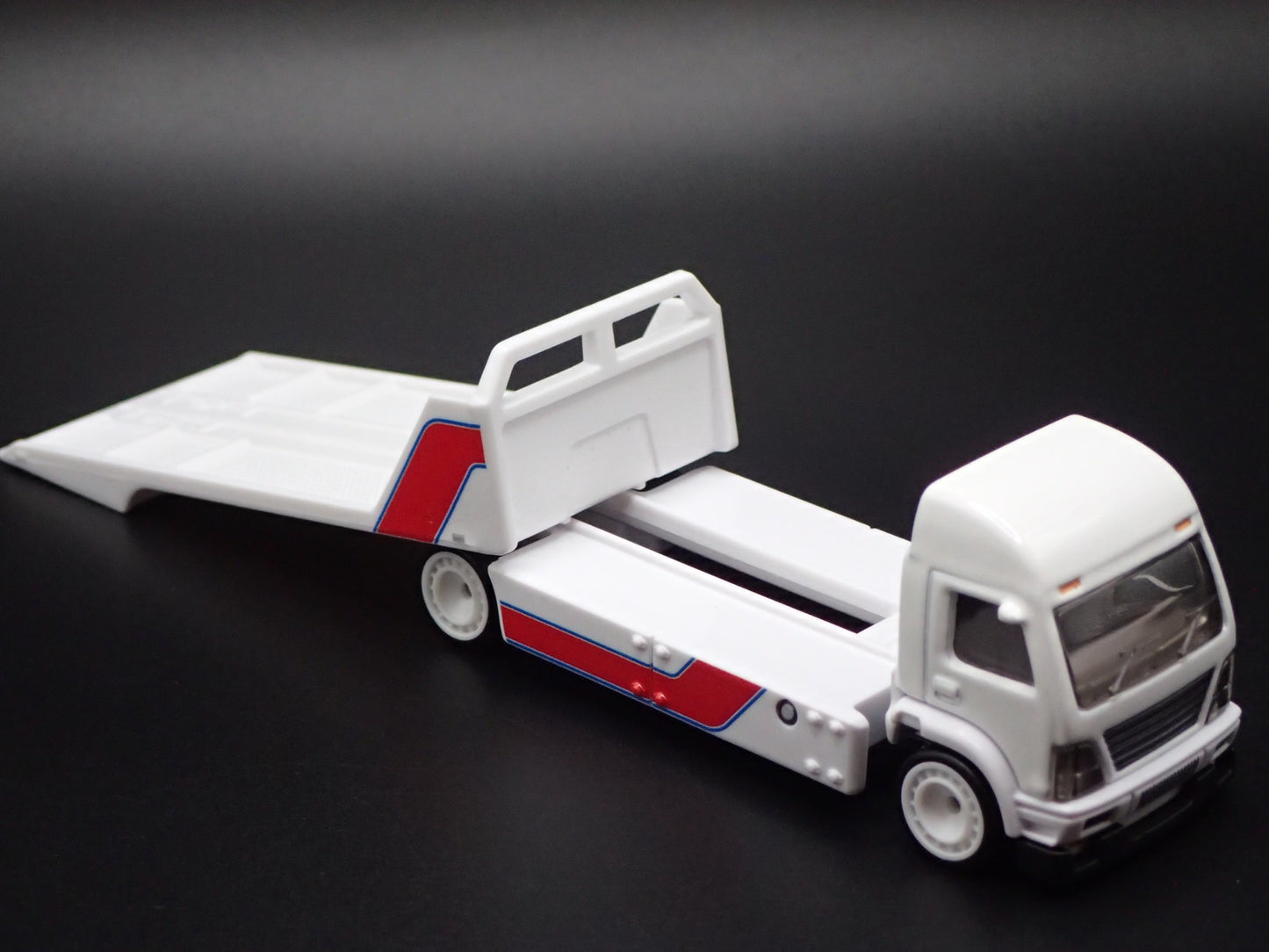 MODERN FLATBED CAR HAULER TRUCK WHITE 1/64 SCALE DIORAMA DIECAST MODEL CAR