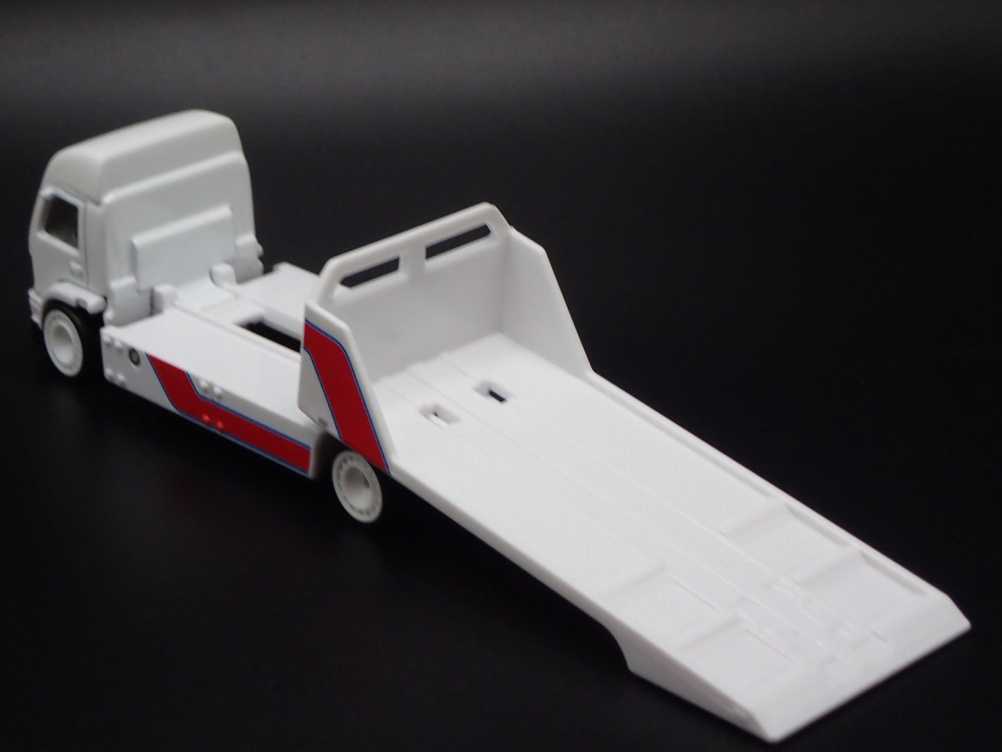 MODERN FLATBED CAR HAULER TRUCK WHITE 1/64 SCALE DIORAMA DIECAST MODEL CAR