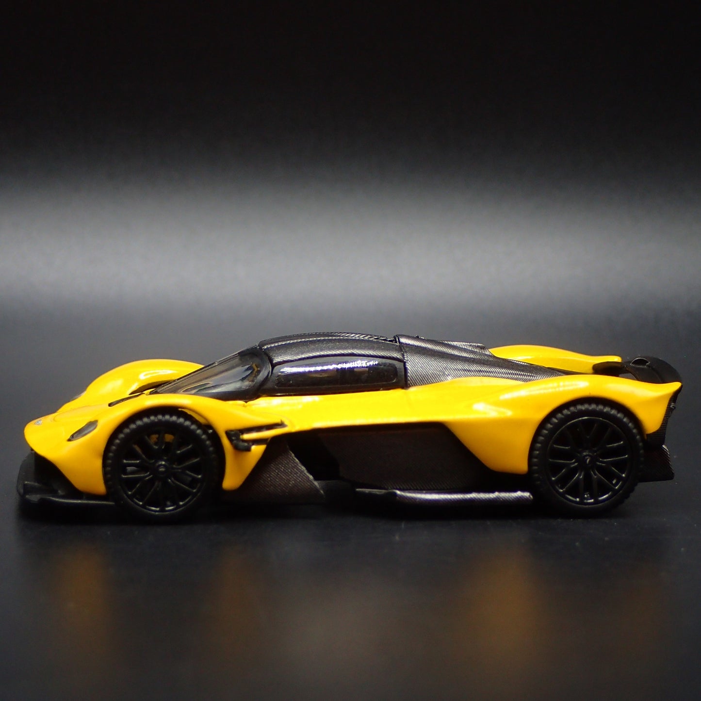 2021-2024 ASTON MARTIN VALKYRIE SUPER CAR YELLOW 1/64 SCALE DIECAST MODEL CAR