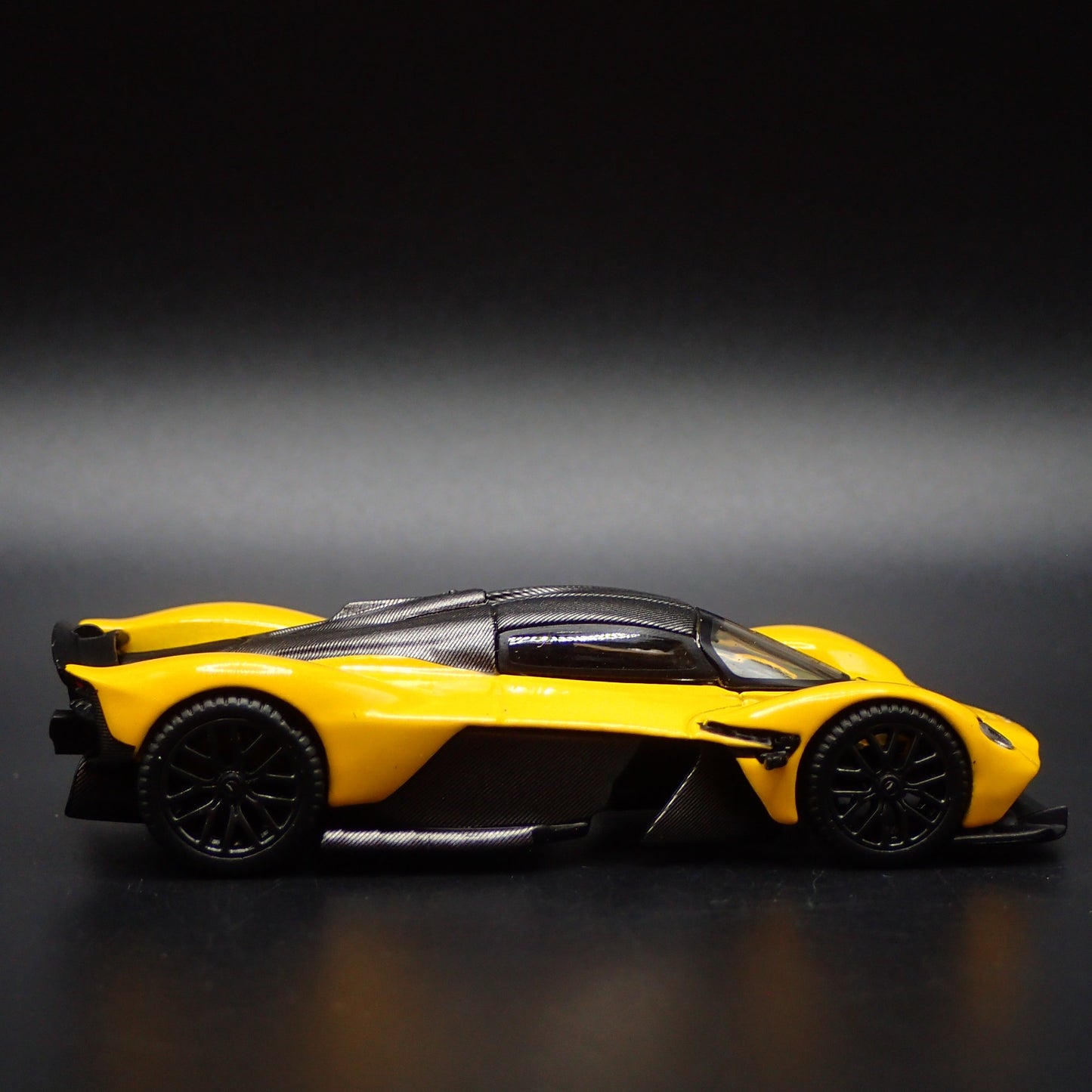 2021-2024 ASTON MARTIN VALKYRIE SUPER CAR YELLOW 1/64 SCALE DIECAST MODEL CAR