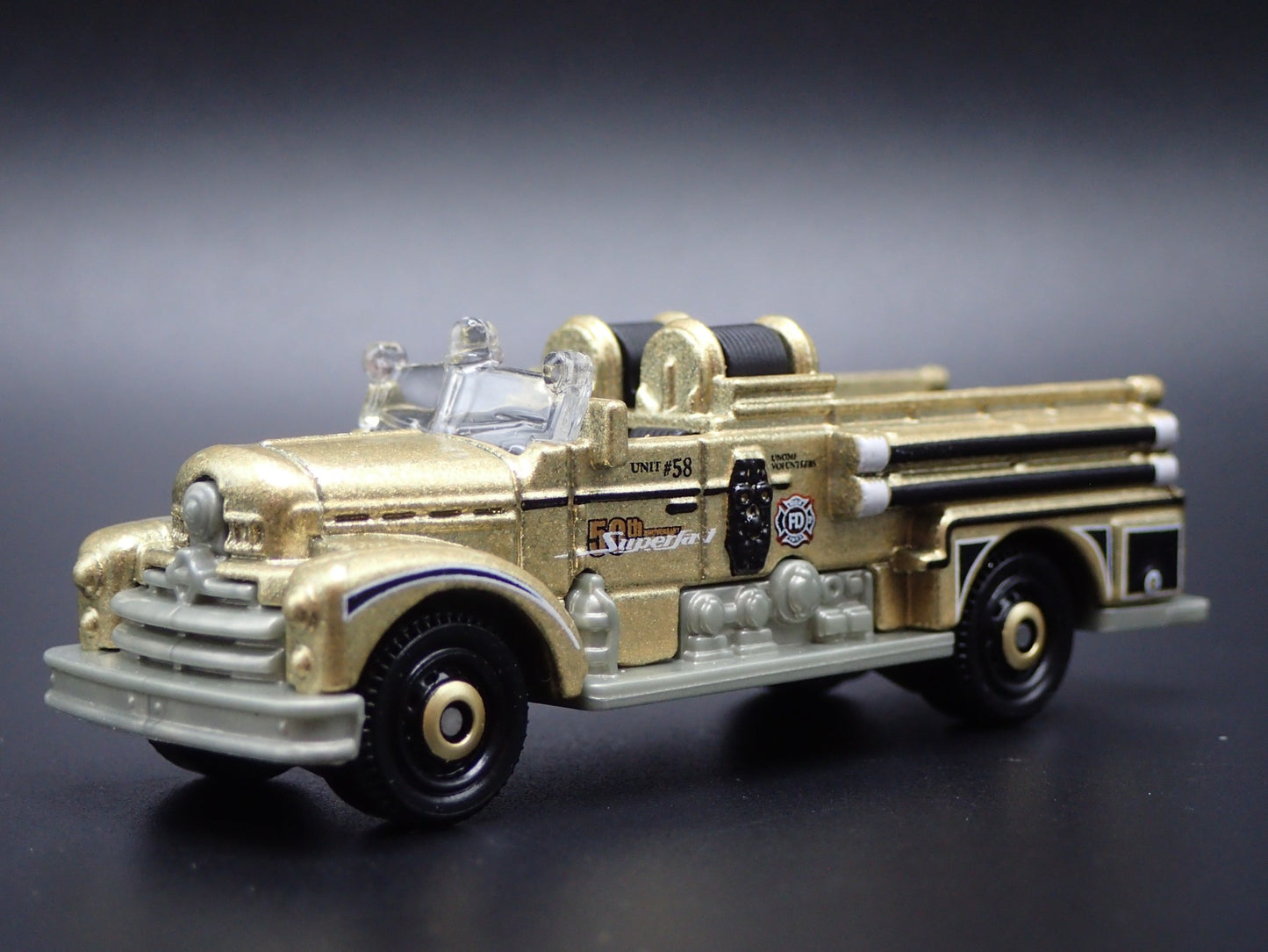 SEAGRAVE FIRE ENGINE GOLD RARE 1/64 SCALE COLLECTIBLE DIORAMA DIECAST MODEL CAR