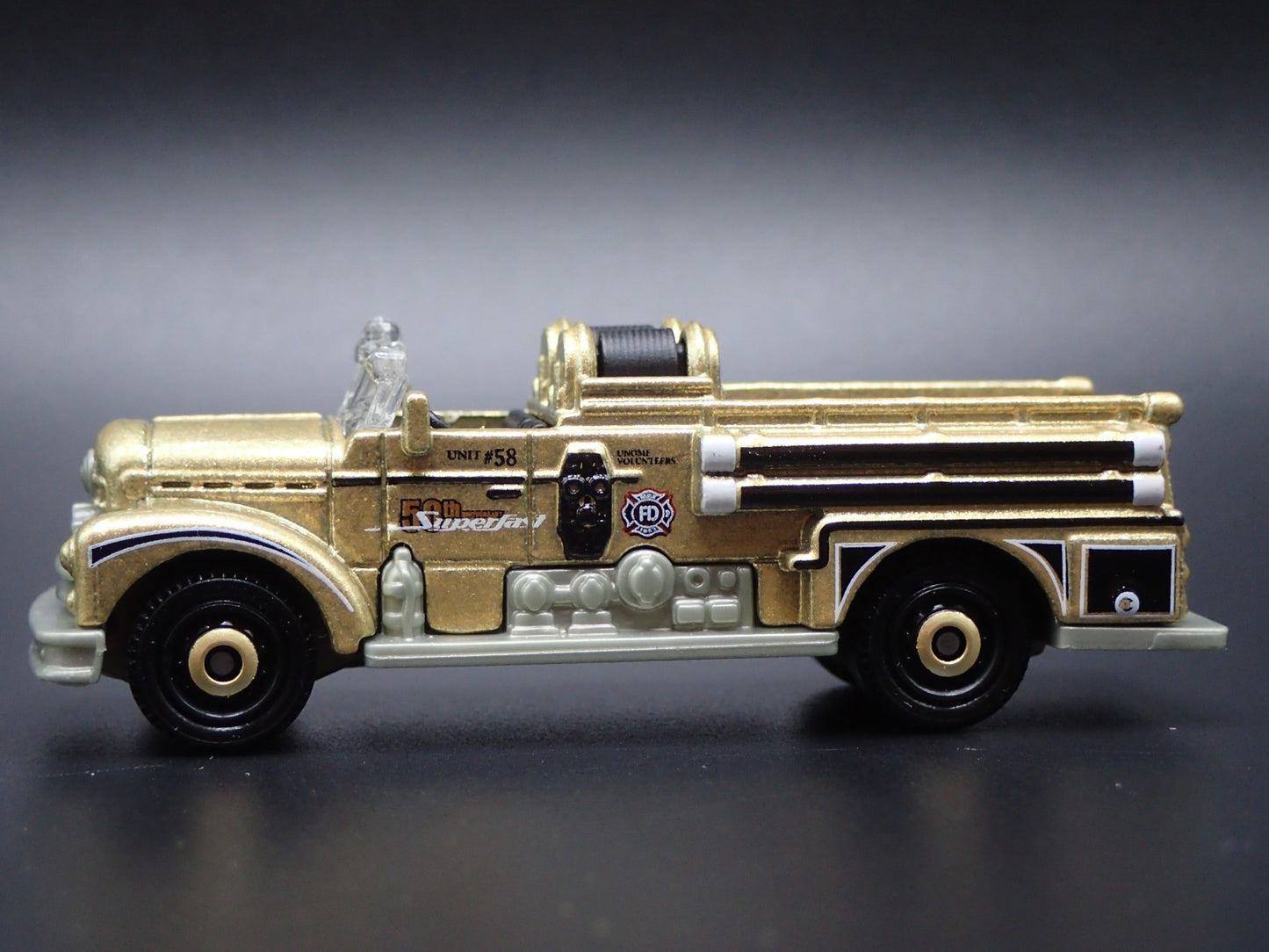 SEAGRAVE FIRE ENGINE GOLD RARE 1/64 SCALE COLLECTIBLE DIORAMA DIECAST MODEL CAR