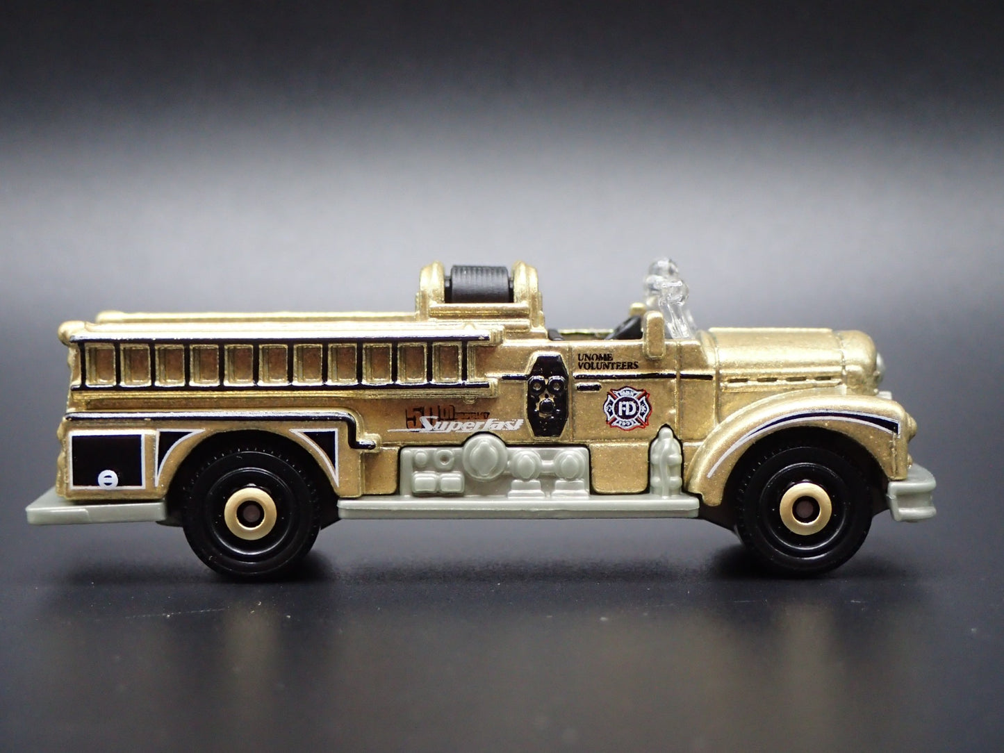 SEAGRAVE FIRE ENGINE GOLD RARE 1/64 SCALE COLLECTIBLE DIORAMA DIECAST MODEL CAR