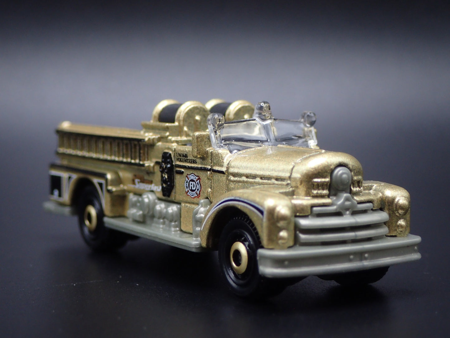 SEAGRAVE FIRE ENGINE GOLD RARE 1/64 SCALE COLLECTIBLE DIORAMA DIECAST MODEL CAR
