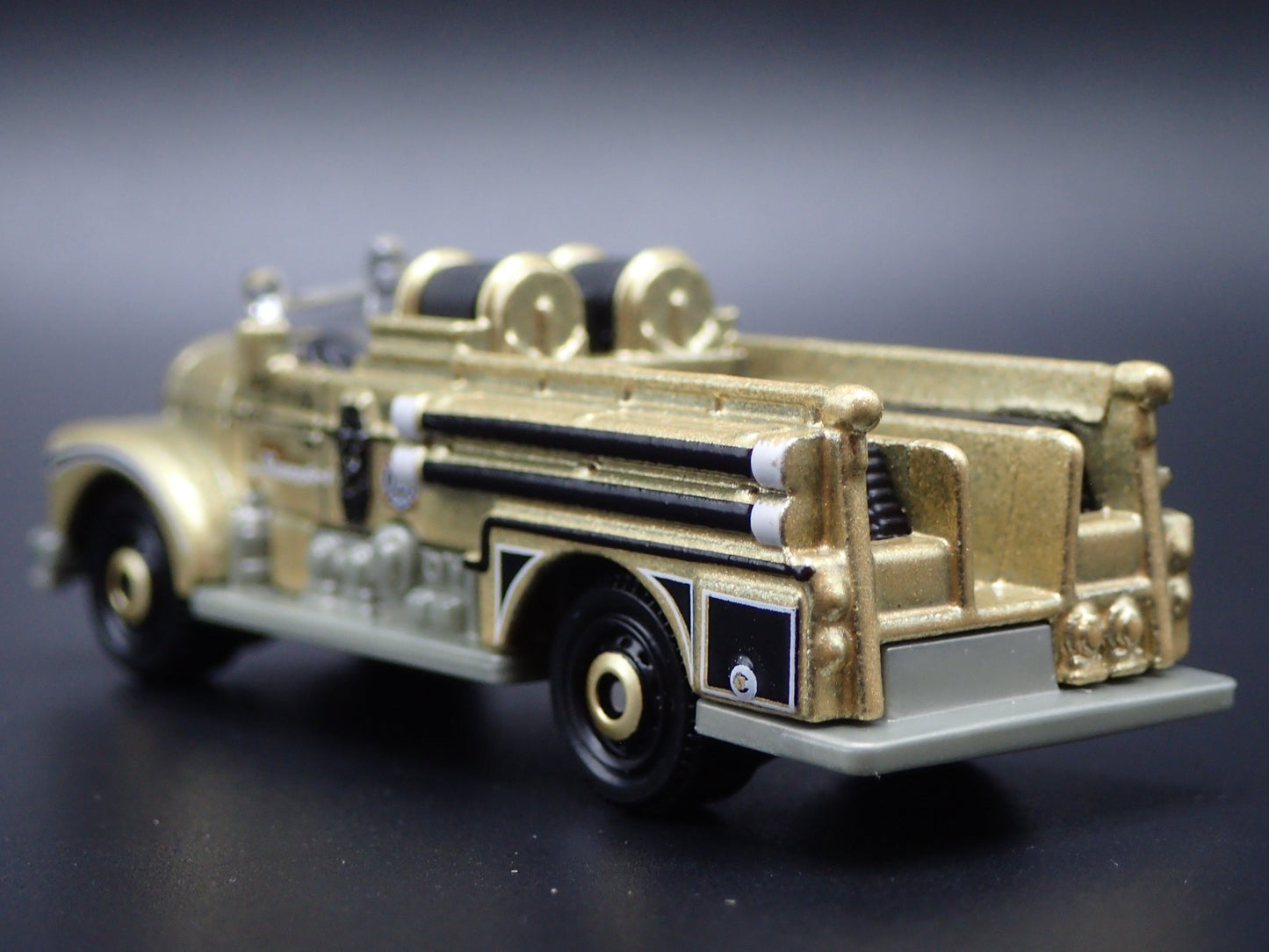 SEAGRAVE FIRE ENGINE GOLD RARE 1/64 SCALE COLLECTIBLE DIORAMA DIECAST MODEL CAR
