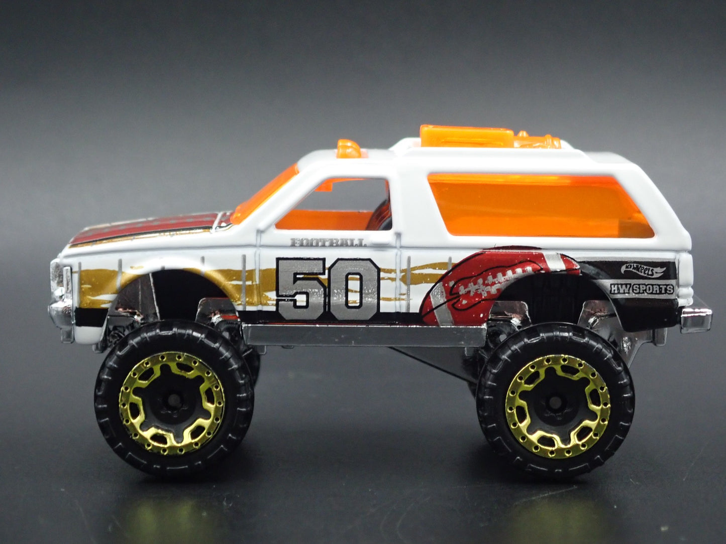 1982-1994 CHEVY CHEVROLET BLAZER 4X4 WHITE 1:64 SCALE DIORAMA DIECAST MODEL CAR