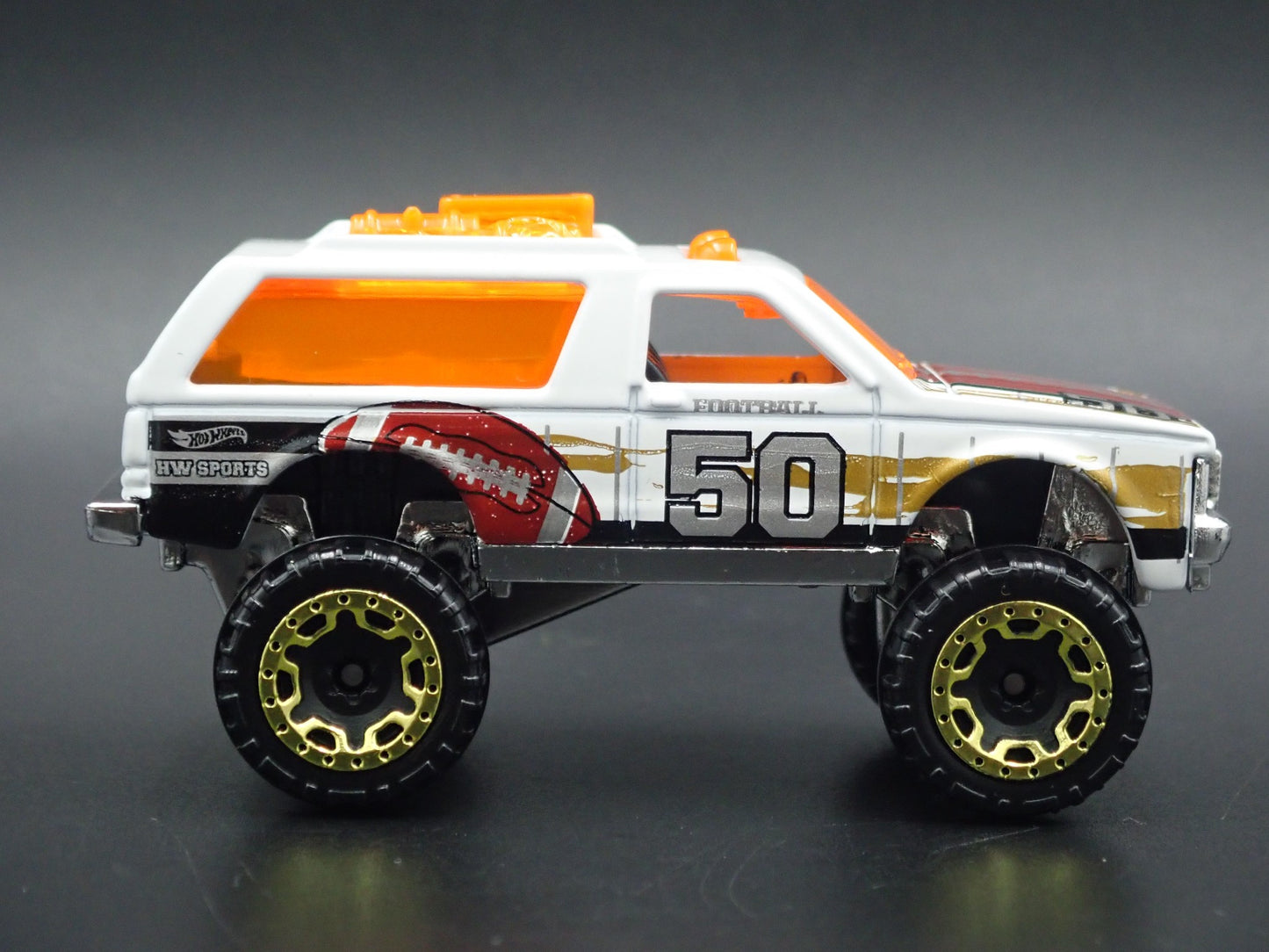 1982-1994 CHEVY CHEVROLET BLAZER 4X4 WHITE 1:64 SCALE DIORAMA DIECAST MODEL CAR