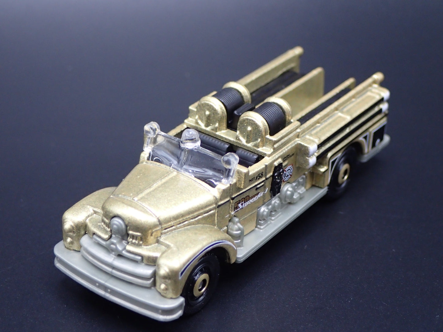 SEAGRAVE FIRE ENGINE GOLD RARE 1/64 SCALE COLLECTIBLE DIORAMA DIECAST MODEL CAR