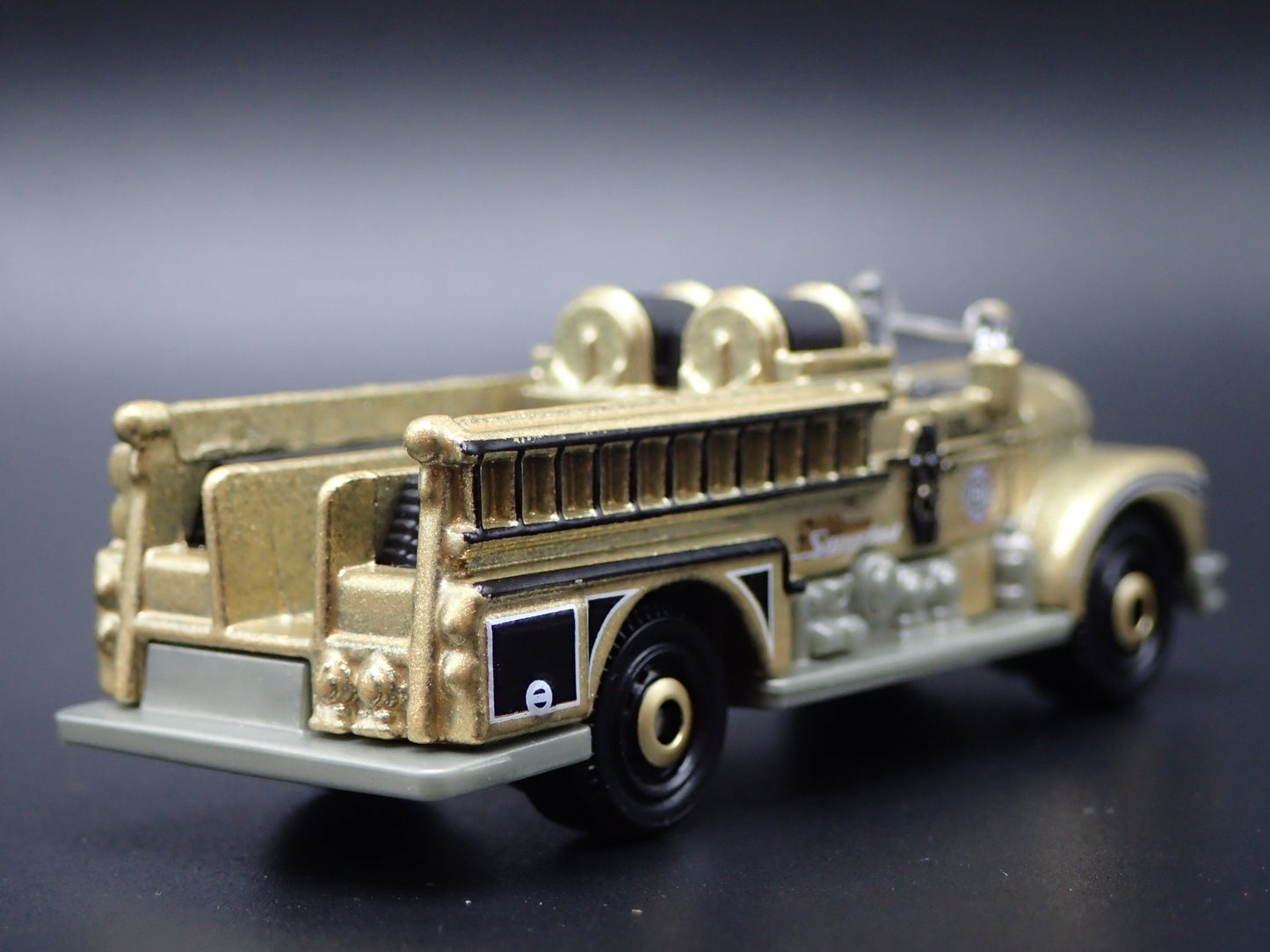 SEAGRAVE FIRE ENGINE GOLD RARE 1/64 SCALE COLLECTIBLE DIORAMA DIECAST MODEL CAR