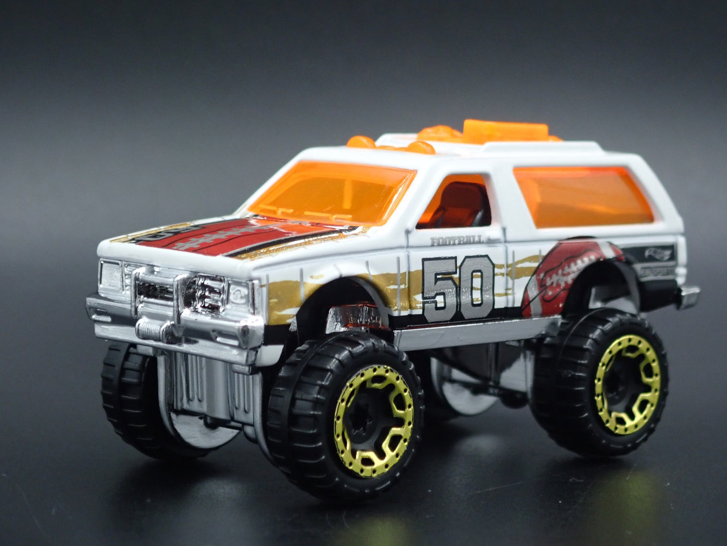 1982-1994 CHEVY CHEVROLET BLAZER 4X4 WHITE 1:64 SCALE DIORAMA DIECAST MODEL CAR