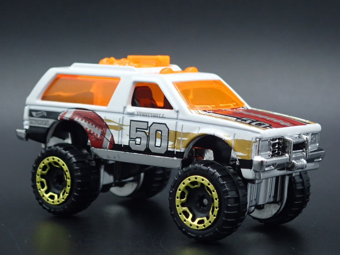 1982-1994 CHEVY CHEVROLET BLAZER 4X4 WHITE 1:64 SCALE DIORAMA DIECAST MODEL CAR