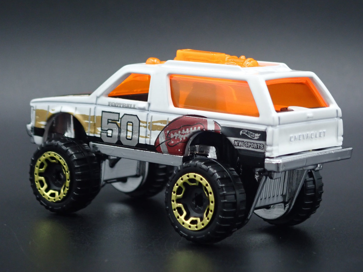 1982-1994 CHEVY CHEVROLET BLAZER 4X4 WHITE 1:64 SCALE DIORAMA DIECAST MODEL CAR