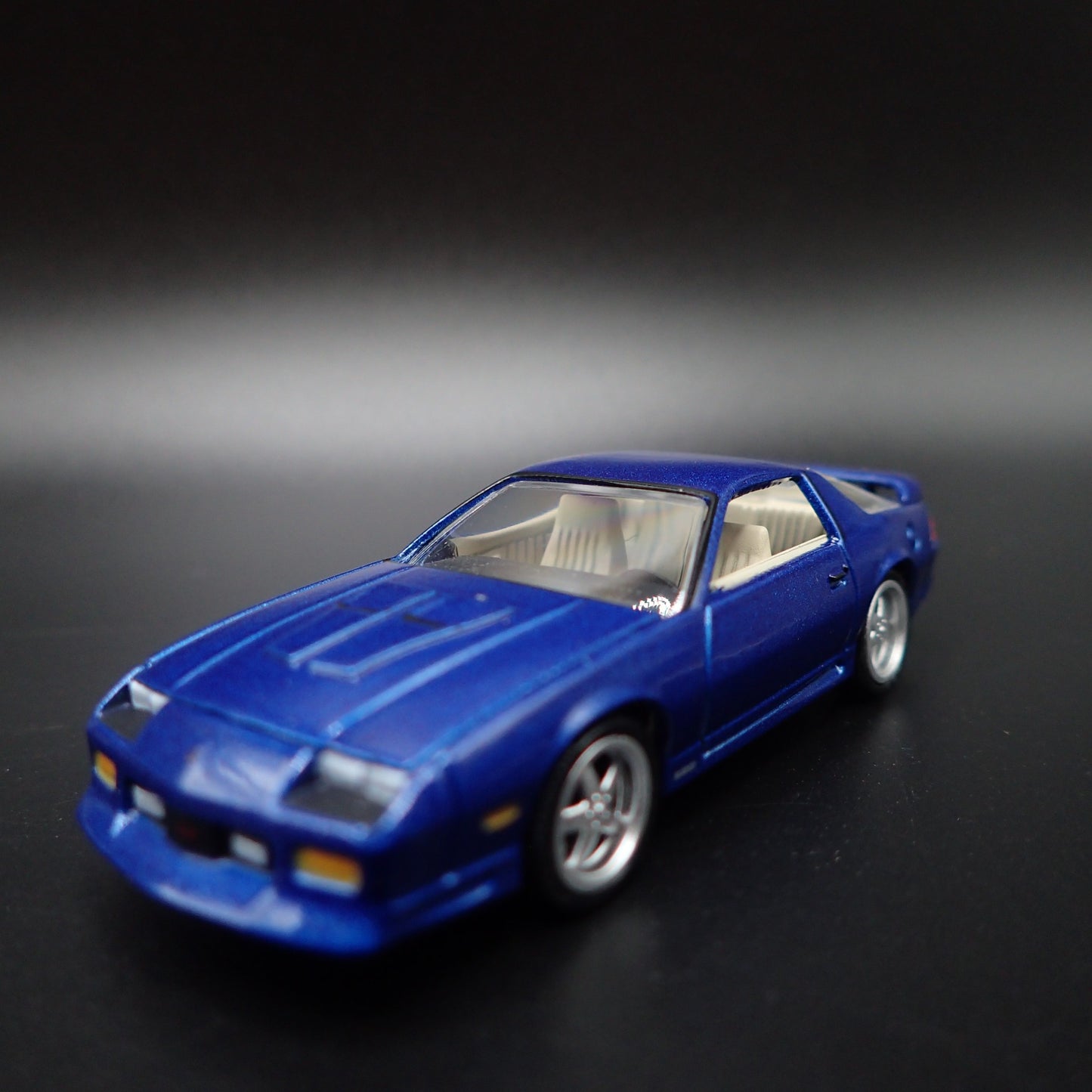 1991 91 CHEVY CHEVROLET CAMARO Z28 1LE BLUE 1:64 SCALE DIORAMA DIECAST MODEL CAR