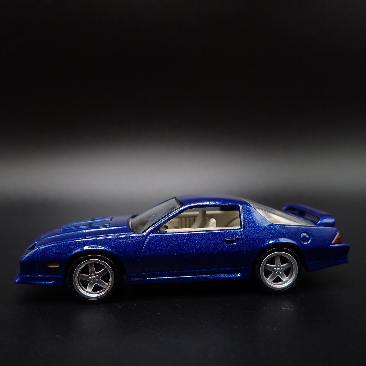 1991 91 CHEVY CHEVROLET CAMARO Z28 1LE BLUE 1:64 SCALE DIORAMA DIECAST MODEL CAR