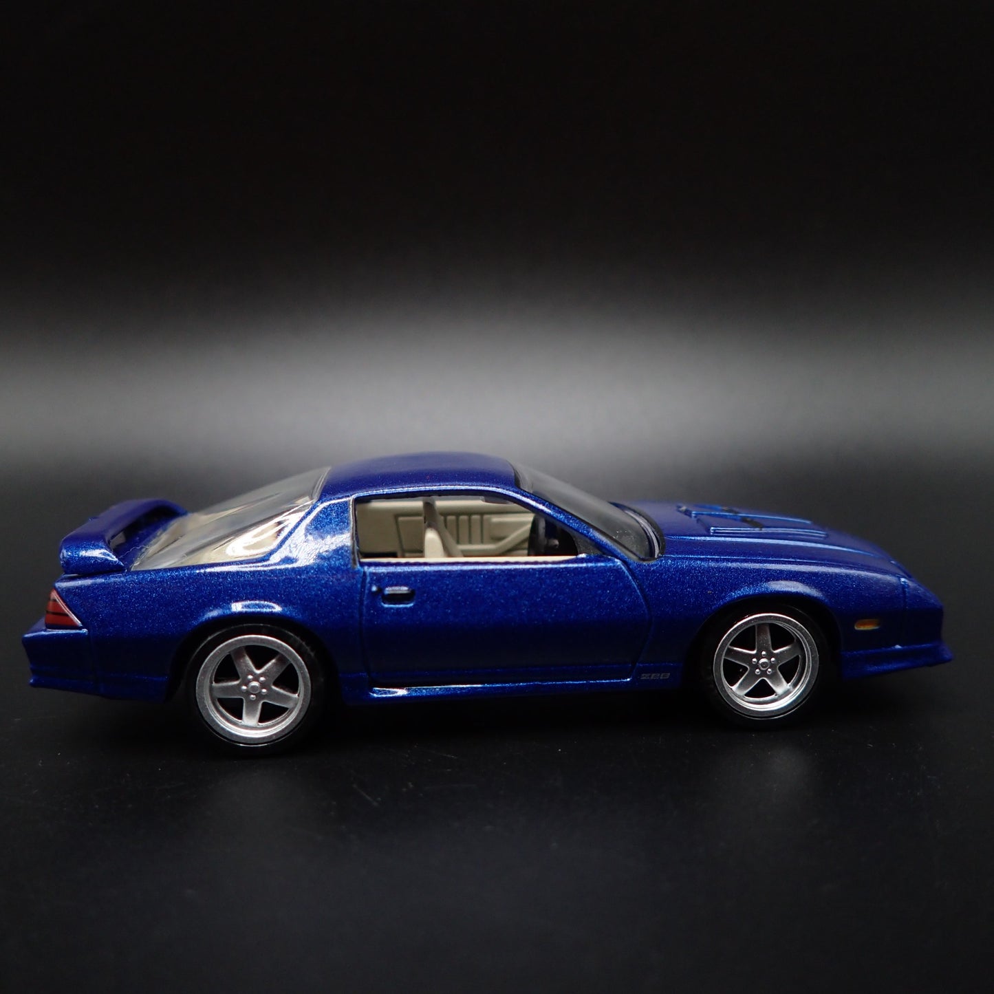 1991 91 CHEVY CHEVROLET CAMARO Z28 1LE BLUE 1:64 SCALE DIORAMA DIECAST MODEL CAR