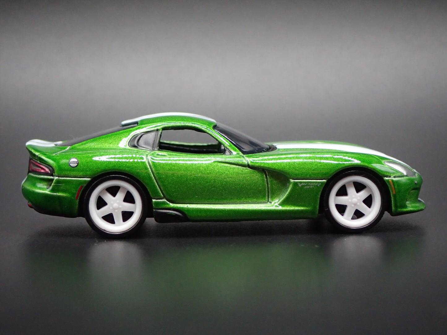 2013- 2017 DODGE VIPER GTC 1/64 SCALE COLLECTIBLE DIORAMA DIECAST MODEL CAR