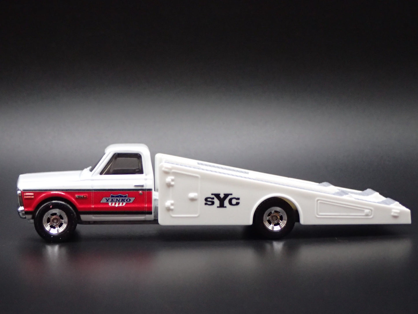 1972 72 CHEVY CHEVROLET RAMP TRUCK YENKO 1:64 SCALE DIORAMA DIECAST MODEL CAR