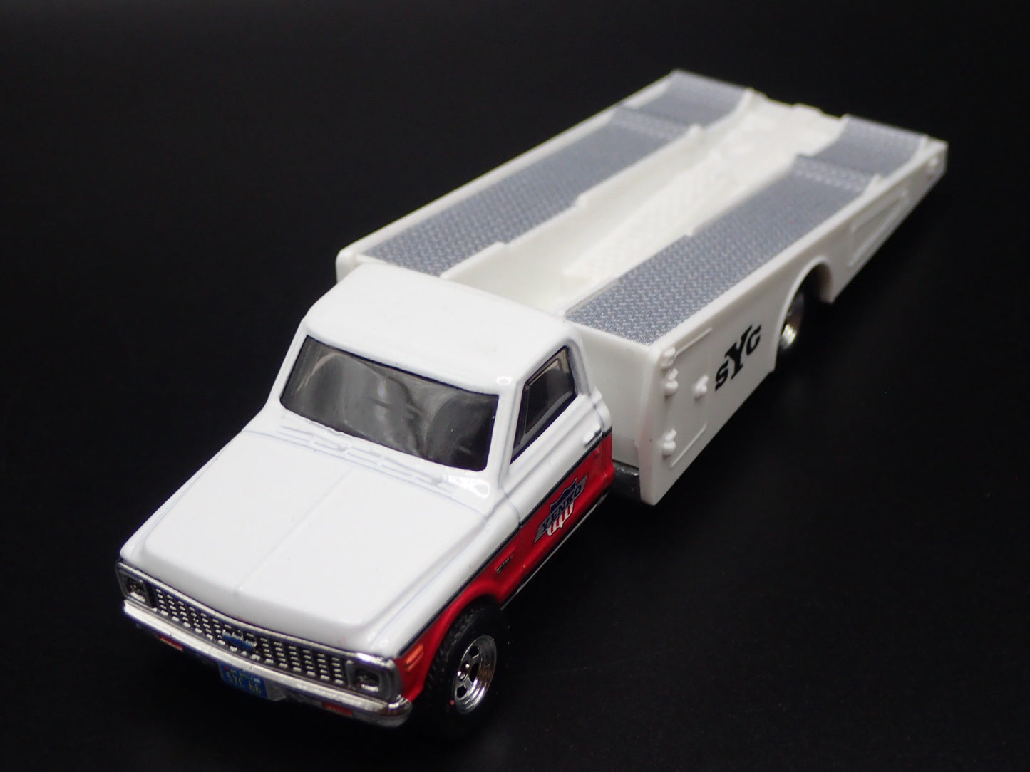 1972 72 CHEVY CHEVROLET RAMP TRUCK YENKO 1:64 SCALE DIORAMA DIECAST MODEL CAR