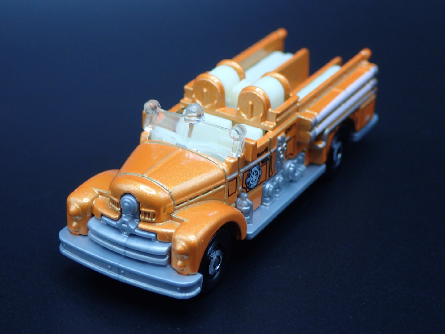 SEAGRAVE FIRE ENGINE ORANGE 1/64 SCALE COLLECTIBLE DIORAMA DIECAST MODEL CAR