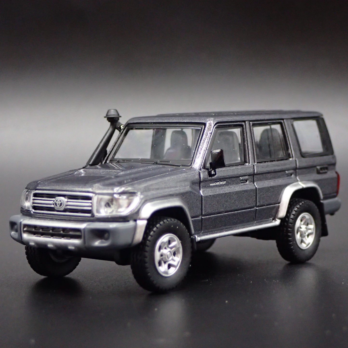 TOYOTA LAND CRUISER 70 SERIES 1/64 SCALE COLLECTIBLE DIORAMA DIECAST MODEL CAR