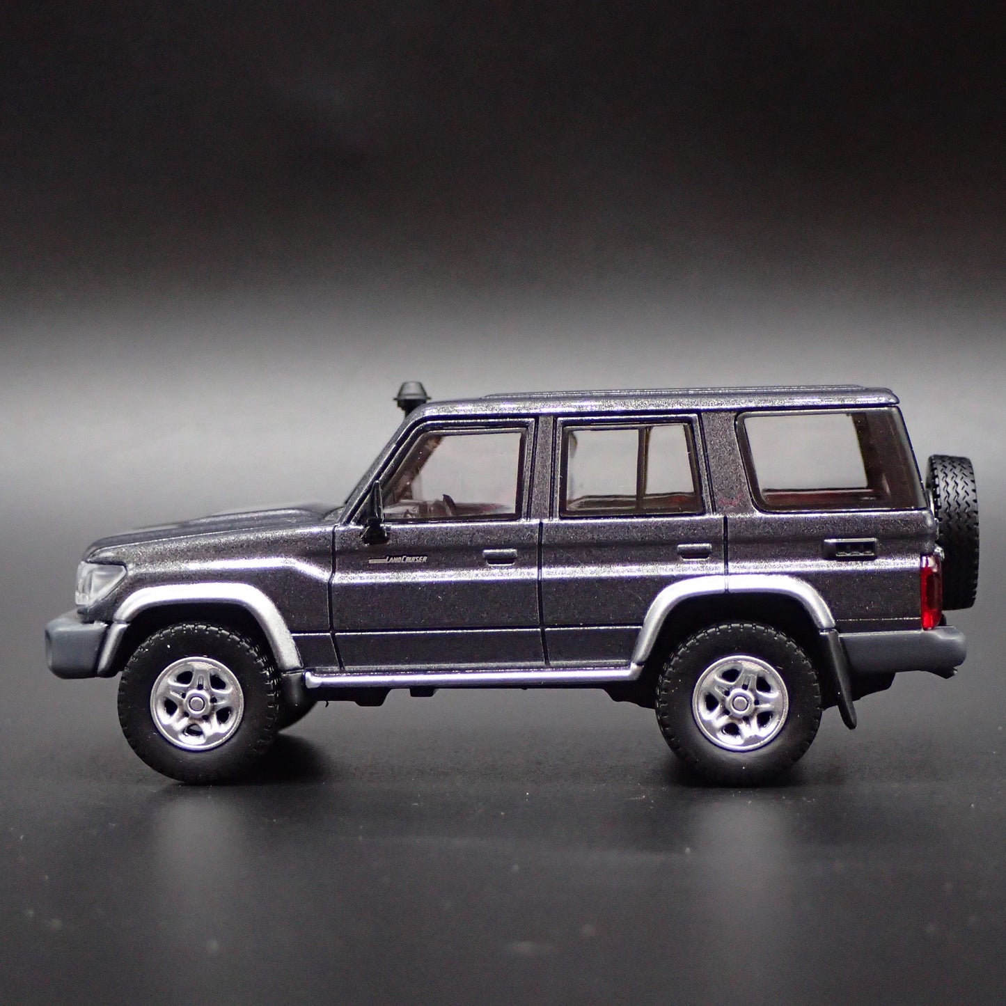 TOYOTA LAND CRUISER 70 SERIES 1/64 SCALE COLLECTIBLE DIORAMA DIECAST MODEL CAR