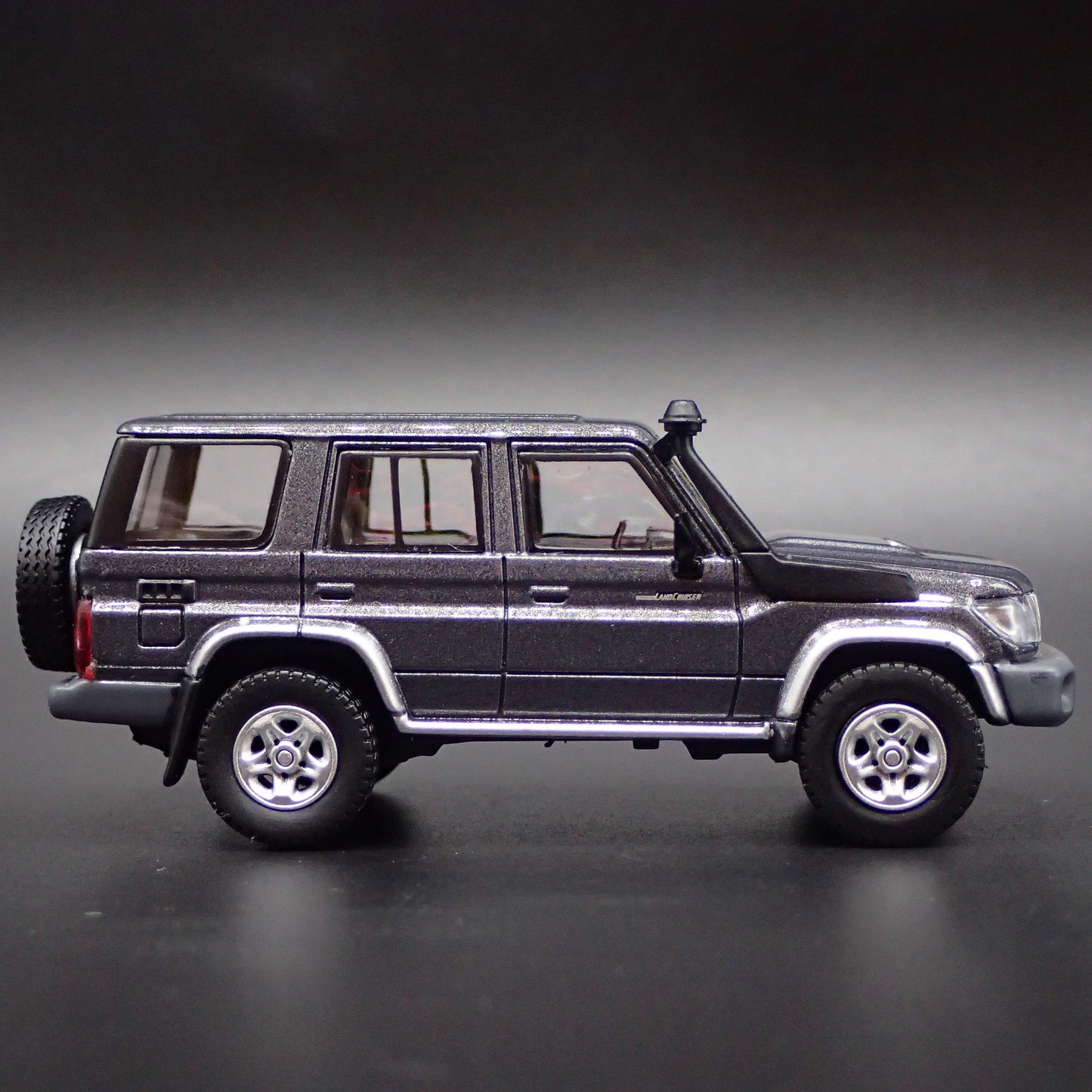 TOYOTA LAND CRUISER 70 SERIES 1/64 SCALE COLLECTIBLE DIORAMA DIECAST MODEL CAR