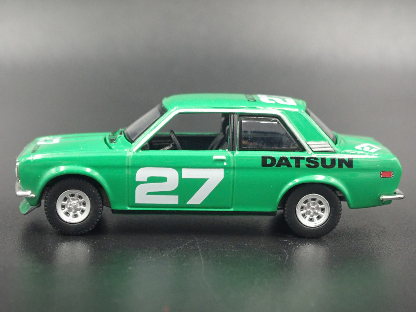 1967-1973 DATSUN 510 BLUEBIRD 2 TWO DOOR 1:64 SCALE DIORAMA DIECAST MODEL CAR