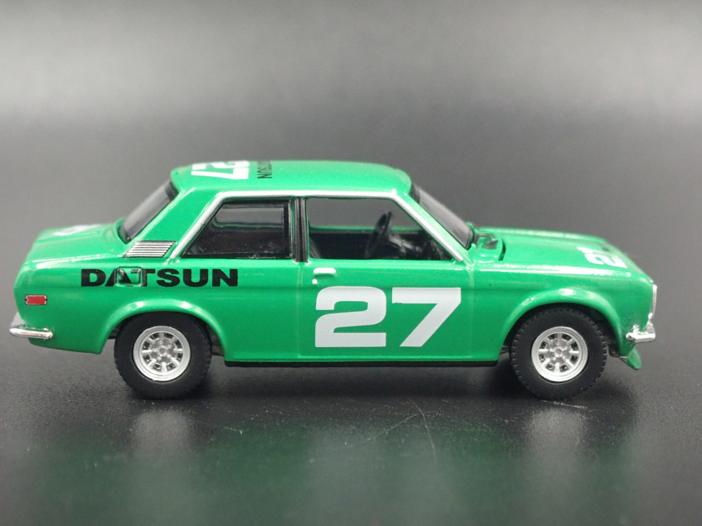 1967-1973 DATSUN 510 BLUEBIRD 2 TWO DOOR 1:64 SCALE DIORAMA DIECAST MODEL CAR