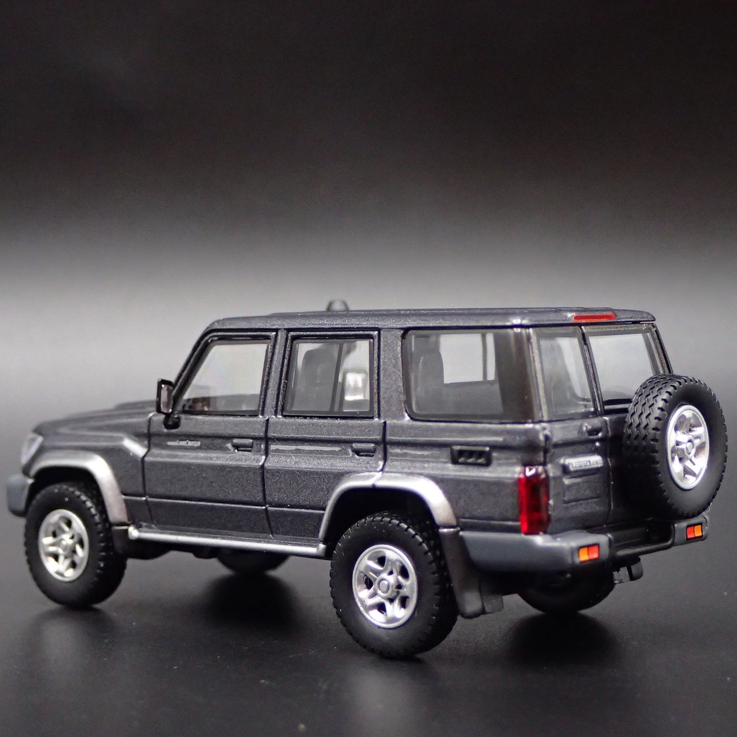 TOYOTA LAND CRUISER 70 SERIES 1/64 SCALE COLLECTIBLE DIORAMA DIECAST MODEL CAR