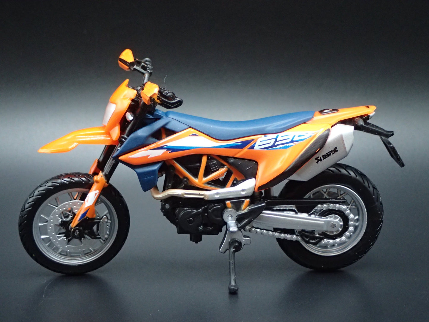 KTM 690 SMCR DIRT BIKE MOTORCYCLE ORANGE 1/18 SCALE DIORAMA DIECAST MODEL BIKE